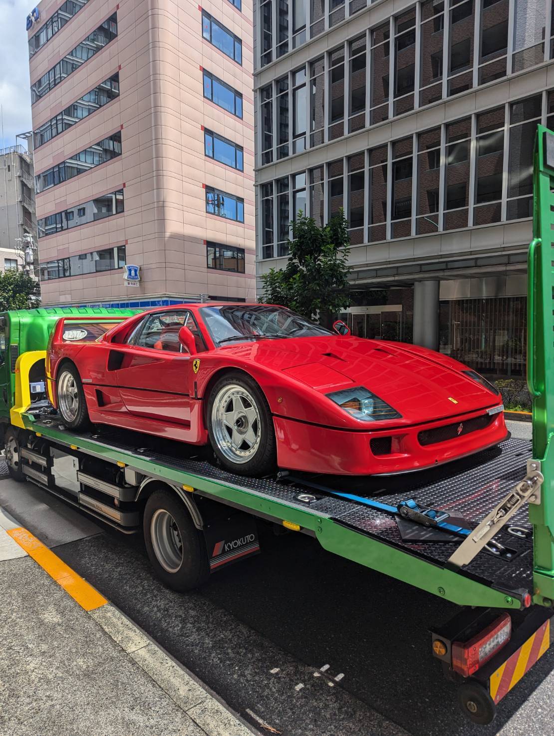 Ferrari F40 on transport
